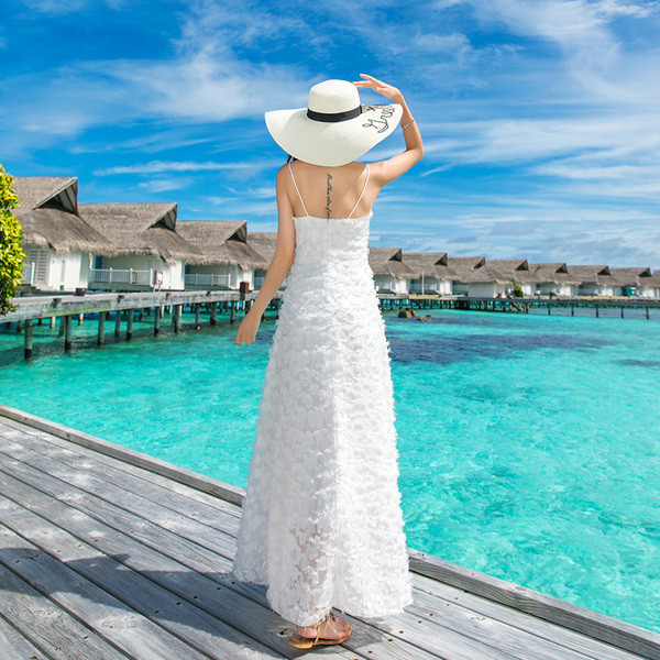 Ежедневна рокля с презрамки и V - образно деколте подходяща и за плаж в бял и розов цвят