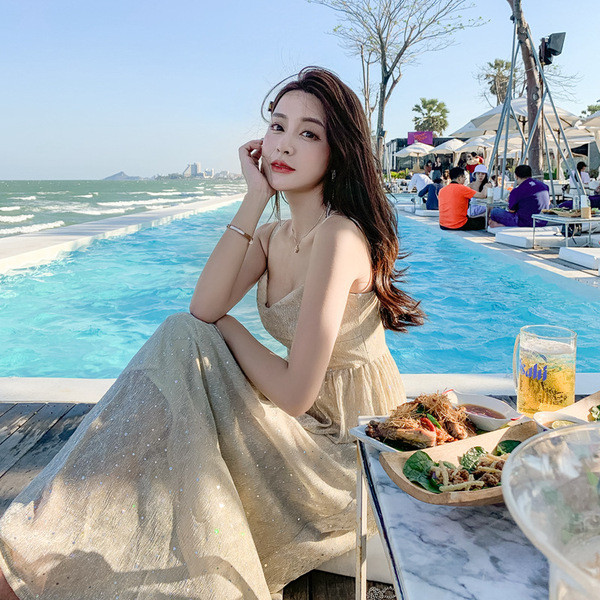 Дамска модерна рокля с презрамки с лъскав ефект