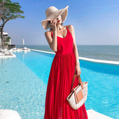 Дамска лятна рокля с V-образно деколте и тънки презрамки в червен цвят