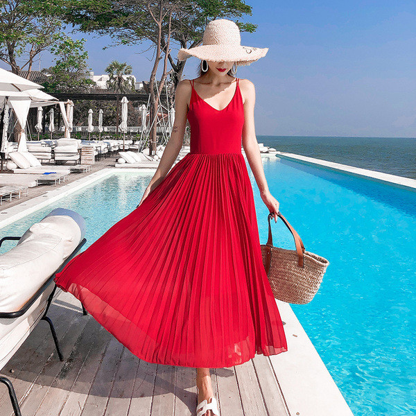 Дамска лятна рокля с V-образно деколте и тънки презрамки в червен цвят 