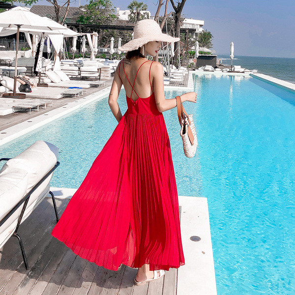 Дамска лятна рокля с V-образно деколте и тънки презрамки в червен цвят 