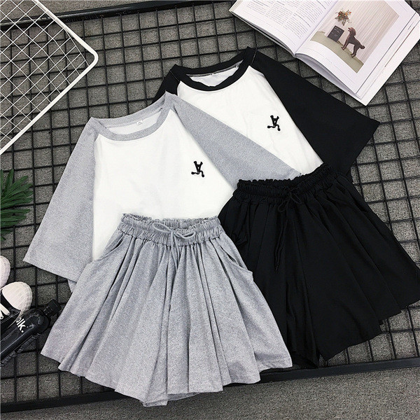 Ежедневен дамски комплект от две части тениска + къси панталони в два цвята 