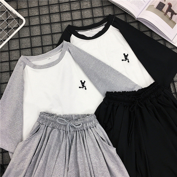 Ежедневен дамски комплект от две части тениска + къси панталони в два цвята 