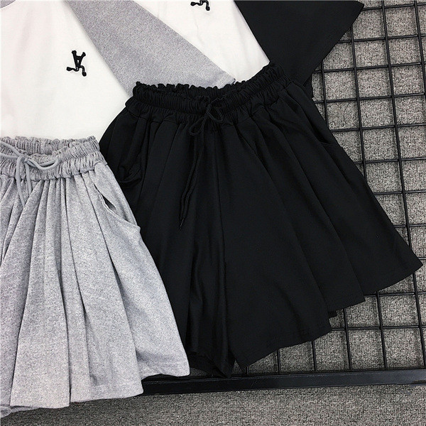 Ежедневен дамски комплект от две части тениска + къси панталони в два цвята 