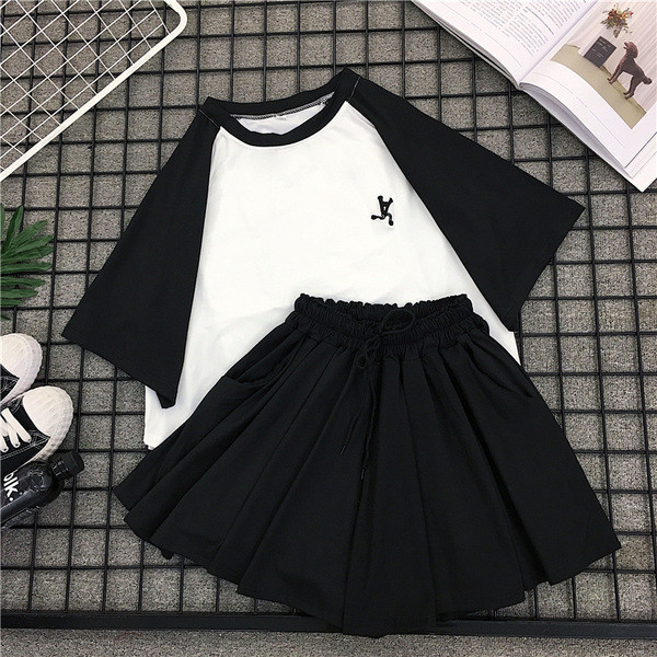 Ежедневен дамски комплект от две части тениска + къси панталони в два цвята 