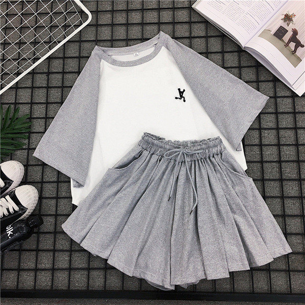 Ежедневен дамски комплект от две части тениска + къси панталони в два цвята 