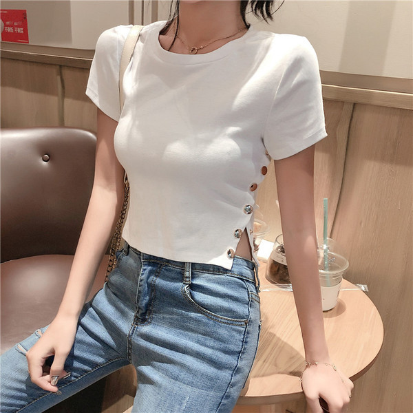 Σύντομη γυναικεία μπλούζα με κουμπιά και κολάρο σε μαύρο και λευκό χρώμα