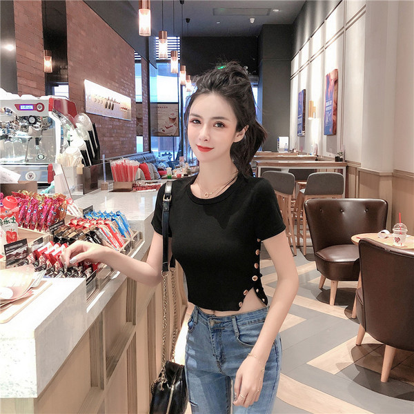 Σύντομη γυναικεία μπλούζα με κουμπιά και κολάρο σε μαύρο και λευκό χρώμα