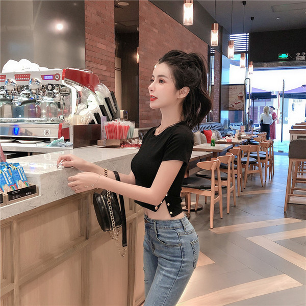 Σύντομη γυναικεία μπλούζα με κουμπιά και κολάρο σε μαύρο και λευκό χρώμα