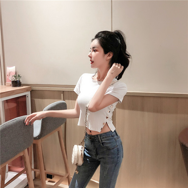 Σύντομη γυναικεία μπλούζα με κουμπιά και κολάρο σε μαύρο και λευκό χρώμα