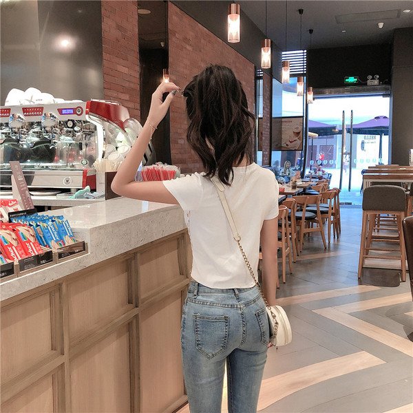 Σύντομη γυναικεία μπλούζα με κουμπιά και κολάρο σε μαύρο και λευκό χρώμα