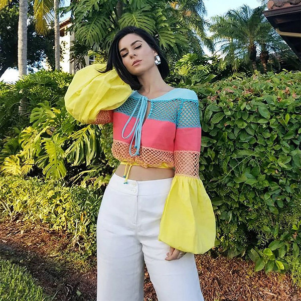 Σύντομη πολύχρωμη γυναικεία μπλούζα με κορδόνια