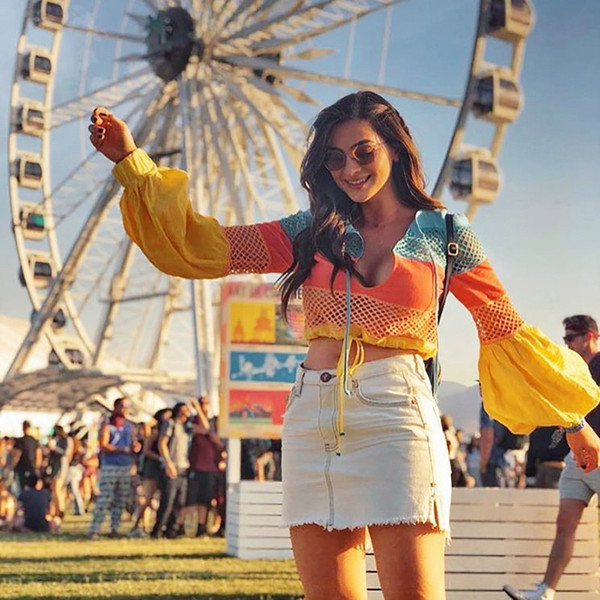 Σύντομη πολύχρωμη γυναικεία μπλούζα με κορδόνια