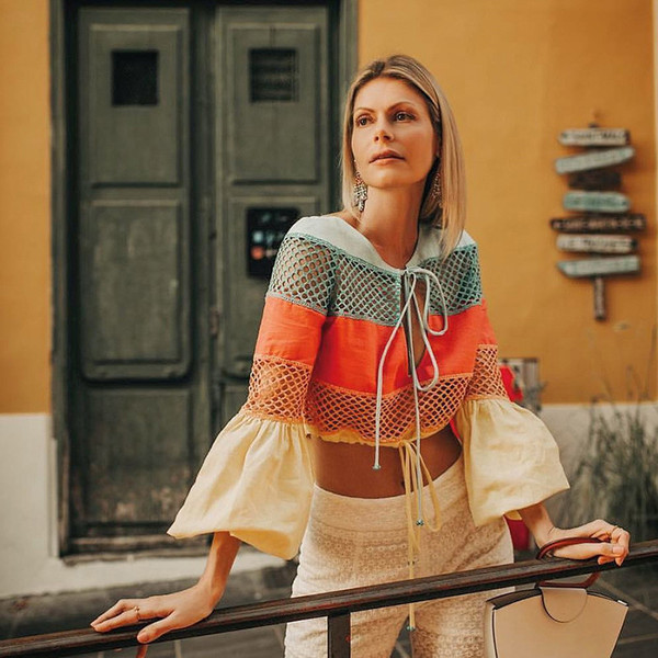 Σύντομη πολύχρωμη γυναικεία μπλούζα με κορδόνια