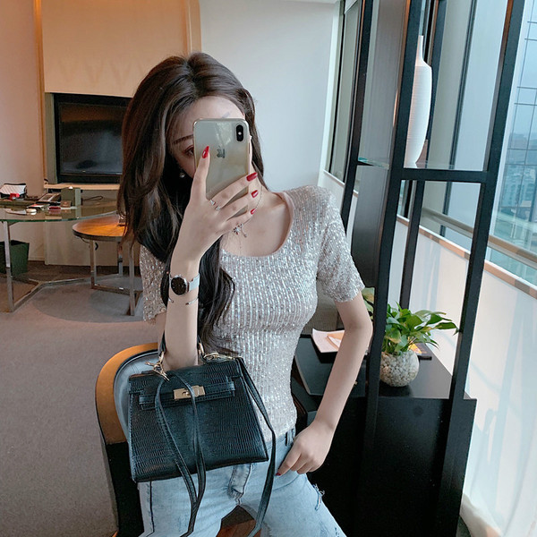 Дамска вталена къса блуза с блестящ ефект в златист и черен цвят