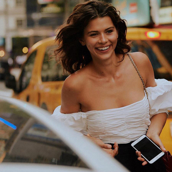 Къса дамска блуза в бяло и черно с 3/4 ръкави 