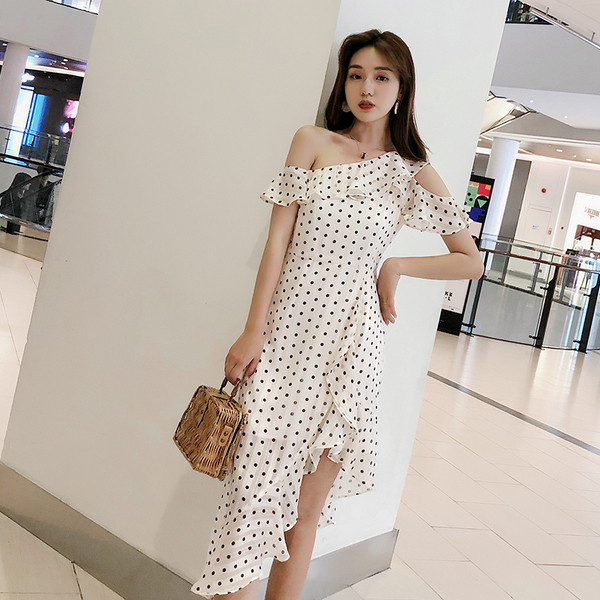 Дамска вталена бяла рокля с една презрамка и набор в бял цвят на черни точки