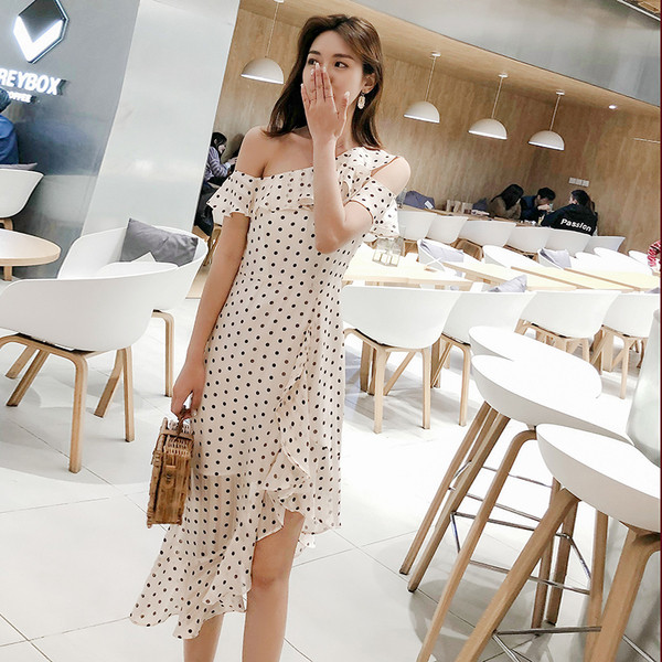 Дамска вталена бяла рокля с една презрамка и набор в бял цвят на черни точки