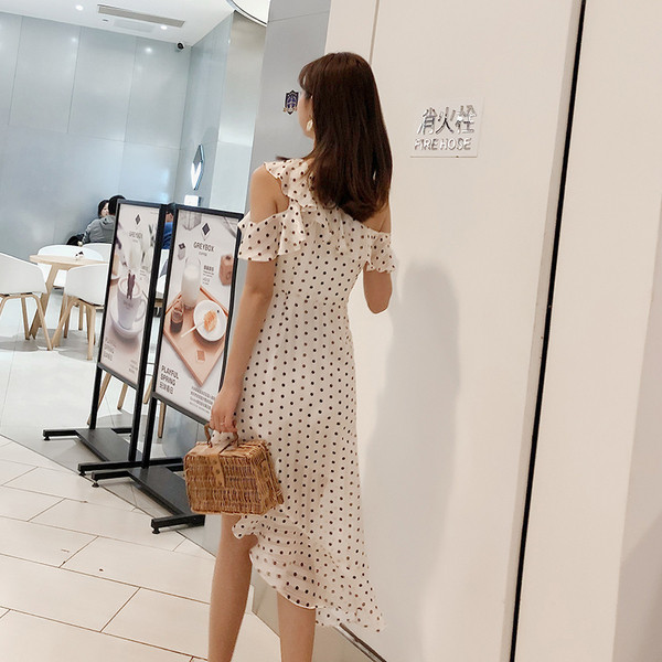 Дамска вталена бяла рокля с една презрамка и набор в бял цвят на черни точки