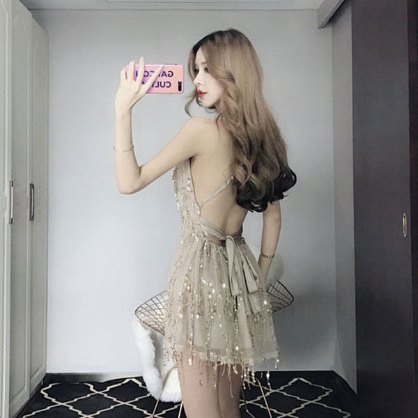 Дамска къса рокля с лъскави мотиви и V-образно деколте 