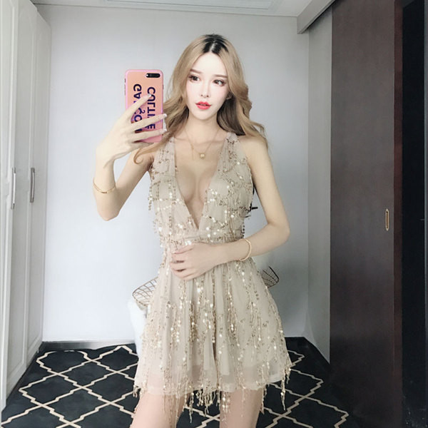 Дамска къса рокля с лъскави мотиви и V-образно деколте 