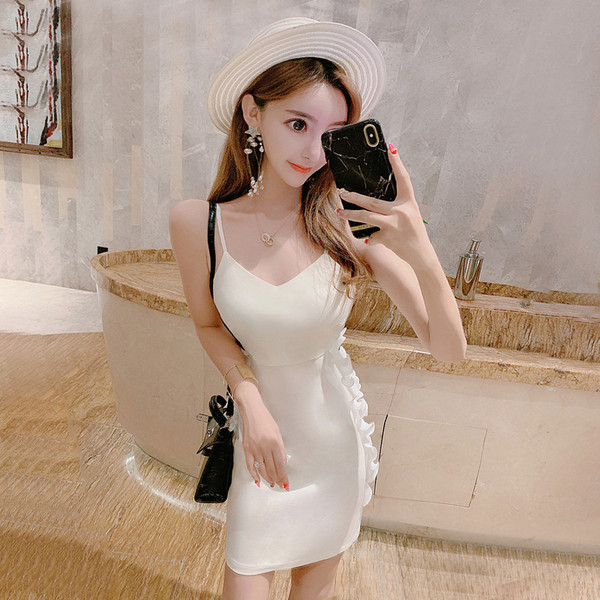 Къса бяла дамска рокля с  V-образно деколте 