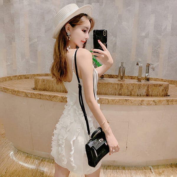 Къса бяла дамска рокля с  V-образно деколте 