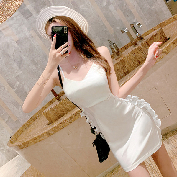 Къса бяла дамска рокля с  V-образно деколте 