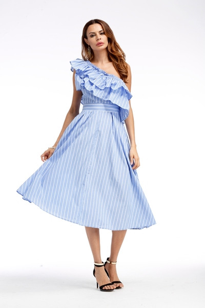 Стилна дамска  раирана рокля разкроен модел с един ръкав 