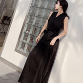 Elegáns női jumpsuit V-nyakkal és megkötővel piros, bézs és fekete színben