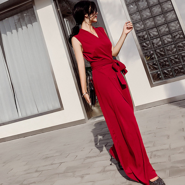 Κομψές γυναικείες φόρμες με ντεκολτέ σε σχήμα V και κόκκινο, μπεζ και μαύρο χρώμα