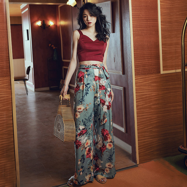 Модерен широк панталон с флорален принт и връзки на талията