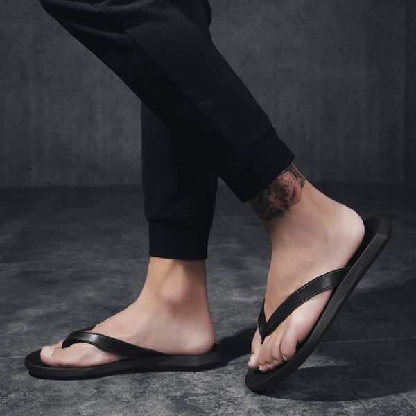 Модерни мъжки чехли в бял и черен цвят 