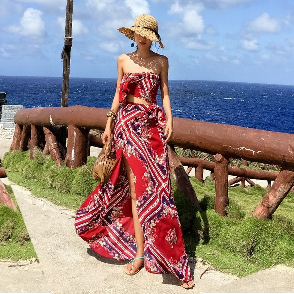 Плажен комплект от топ и дълга пола с цепка в червен цвят и принт