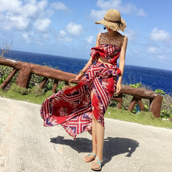 Плажен комплект от топ и дълга пола с цепка в червен цвят и принт