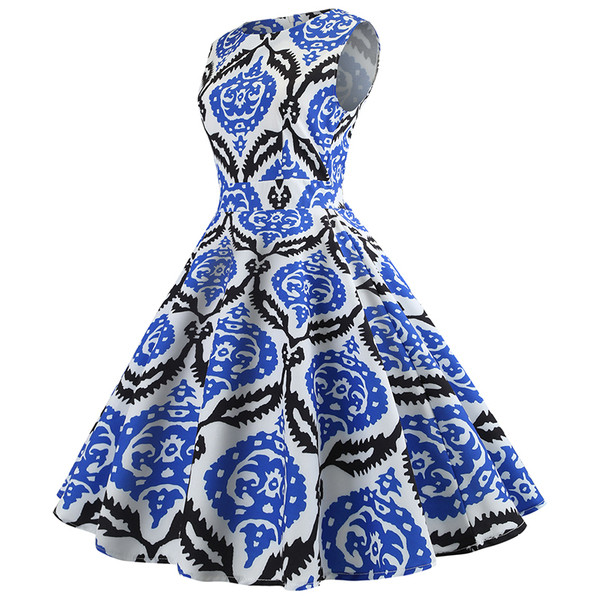 Πολύχρωμο μοντέλο υναικείου φόρεμα με λαιμόκοψη