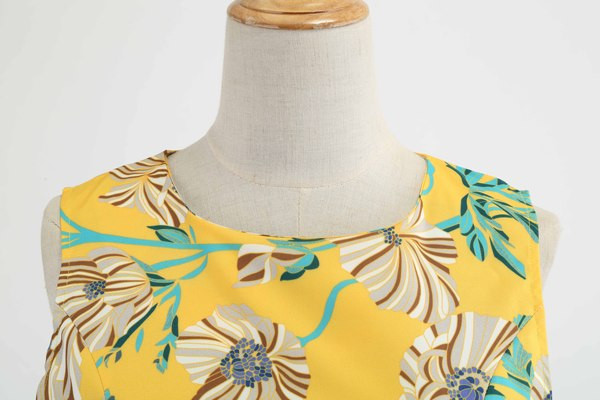 Κομψό γυναικείο φόρεμα με σχήμα O και έγχρωμο μοτίβο