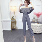 Modern női jumpsuit csupasz váll és derékkötővel, fehér és fekete kockás színben