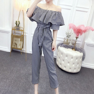 Modern női jumpsuit csupasz váll és derékkötővel, fehér és fekete kockás színben