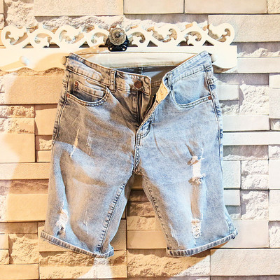 Blugi scurti pentru bărbați cu motiv rupt de culoare albastru deschis