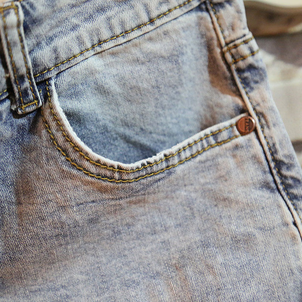 Blugi scurti pentru bărbați cu motiv rupt de culoare albastru deschis