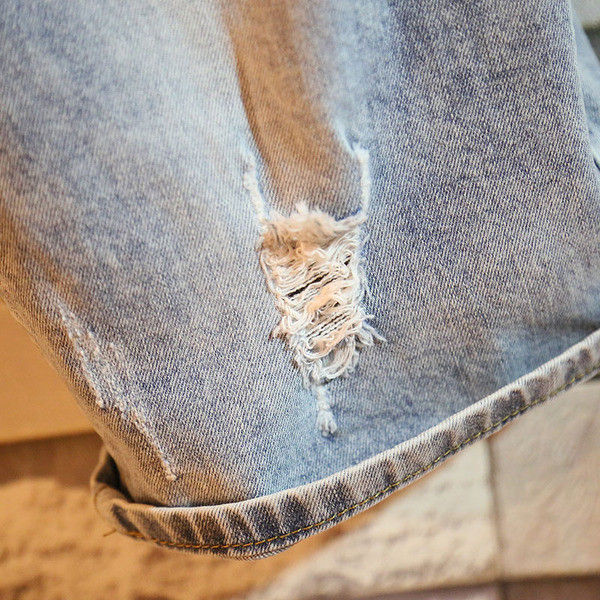 Blugi scurti pentru bărbați cu motiv rupt de culoare albastru deschis