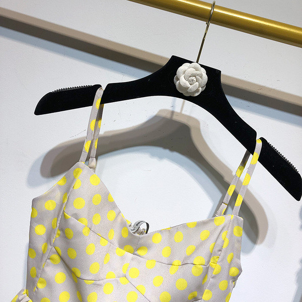 Maiou de damă stilat model scurt cu bretele subțiri de culoare bej