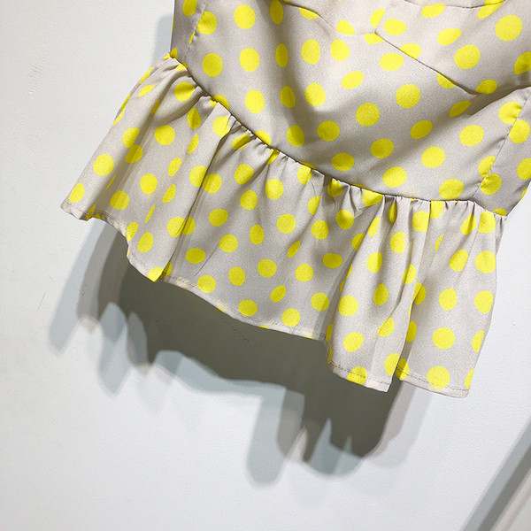 Maiou de damă stilat model scurt cu bretele subțiri de culoare bej