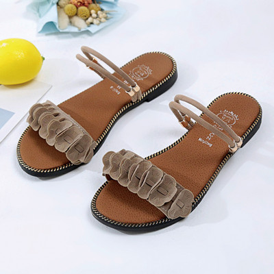 Γυναικεία σανδάλια με τρισδιάστατο στοιχείο σε καφέ και μαύρο χρώμα