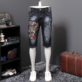 Blugi barbatesti cu lungime 3/4 in culoare albastra cu broderie