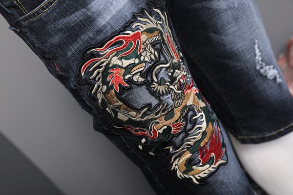 Blugi barbatesti cu lungime 3/4 in culoare albastra cu broderie