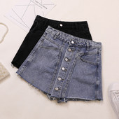 Μοντέρνα γυναικεία φούστα - παντελόνι denim  με μπλε κουμπιά σε  μαύρο και μπλε κουμπιά