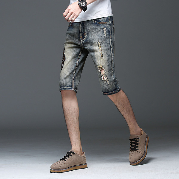 Blugi barbatesti cu lungime 3/4 de culoare albastra cu broderie si efect rupt