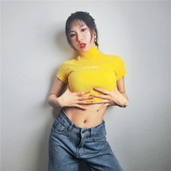 Σύντομη γυναικεία μπλούζα με κοντό μανίκι  σε κίτρινο χρώμα